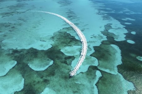 Boat on crystal clear waters in the Caribbean | 600 x 400