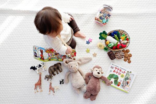 Boy Sitting surrounded by toys | by Shirota Yuri 600x400