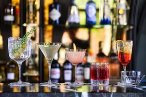 öt különböző típusú alkoholos koktél a szomjúság csillapítására
