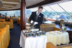 Té Alto servido por el mayordomo en el Salón Top Sail, el salón reservado exclusivamente para los huéspedes del Club Náutico a bordo del MSC Fantasia