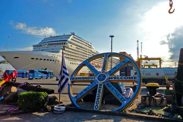 MSC Musica in port in Montevideo, Uruguay | by Carolinie Cavalli 600x400