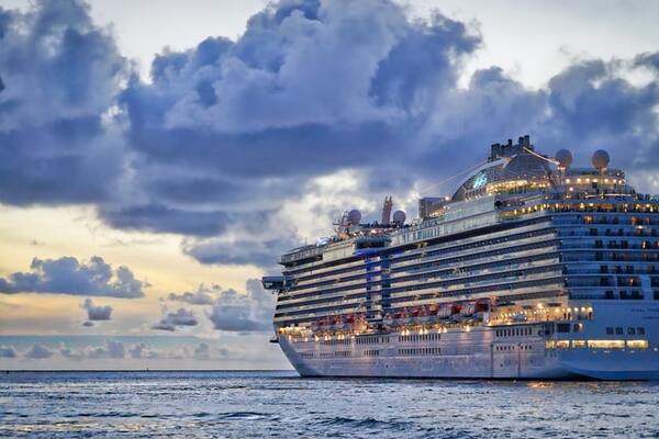 Regal Princess in St. Thomas, U.S. Virgin Islands | by Peter Hansen 600x400