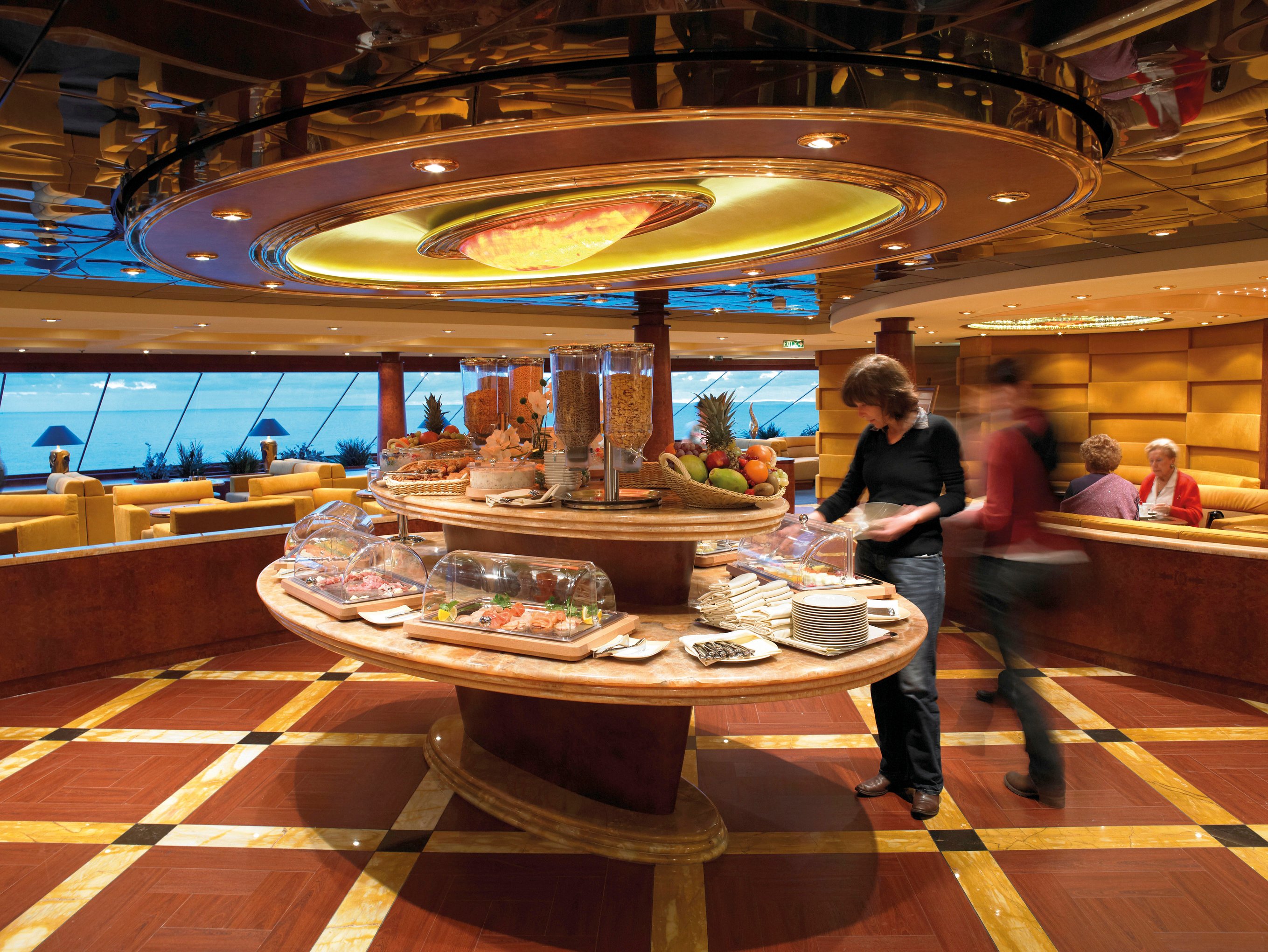 Yacht Club zelfbedieningsbuffet aan boord MSC Fantasia hoofdrestaurants