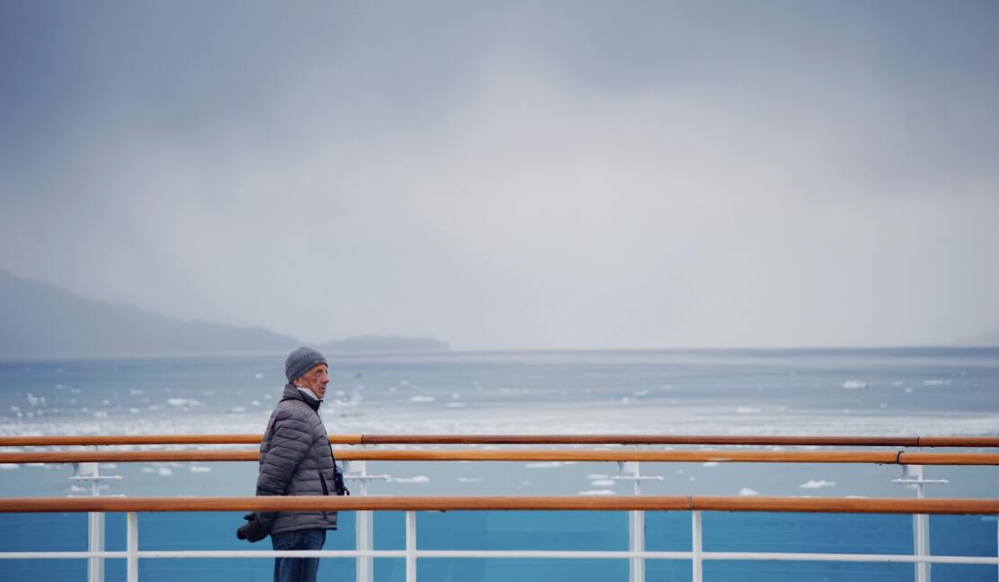 Man waiting for the start of the cruise season.. Alaska | Hupla.co