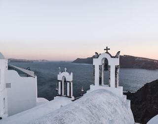 Santorini a typical Greek islands. In addition to its architecture, it is well known for its beautiful Beaches. Cruise in Greece on Silversea Cruises on a cruise to the mediterranean