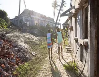 a couple walking up to the hotel ruins in Pomene